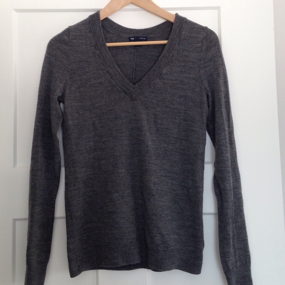 GAP Ultrasoft Wool gray v-neck sweater, size S