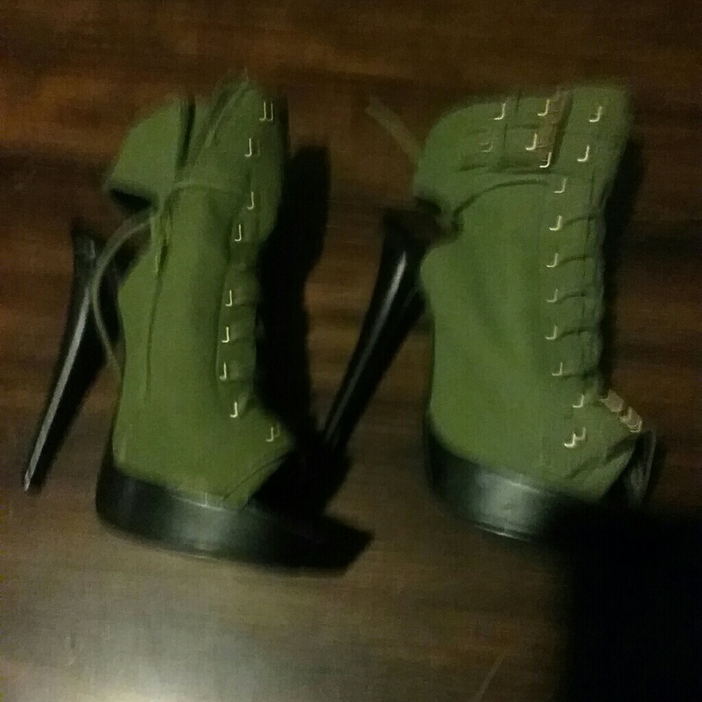 Gently  used  6.5  woman's size not sure if I want