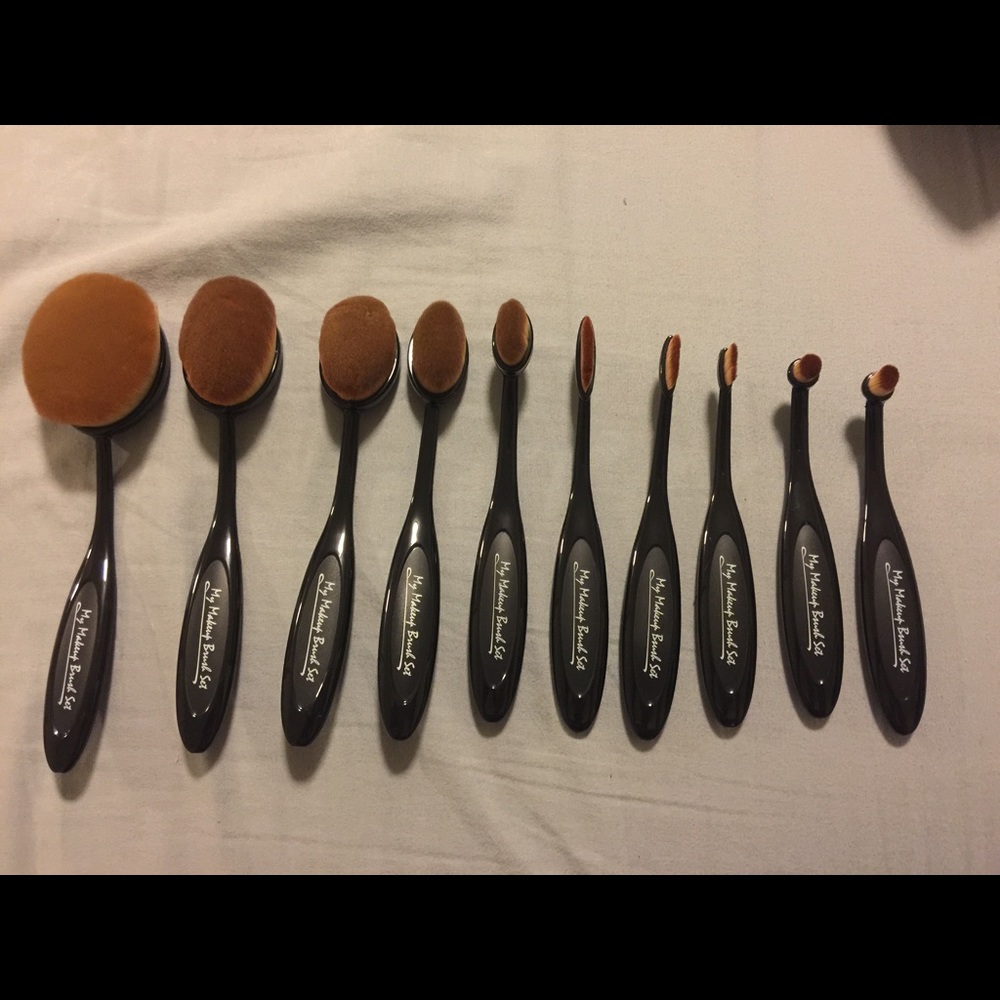 Oval 10 piece brush set