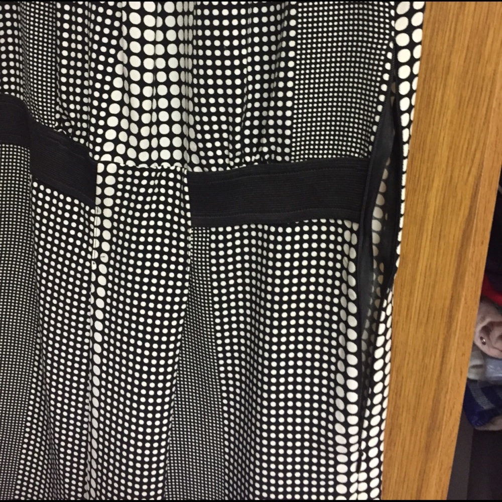 Dresses - Picture 2 of 6