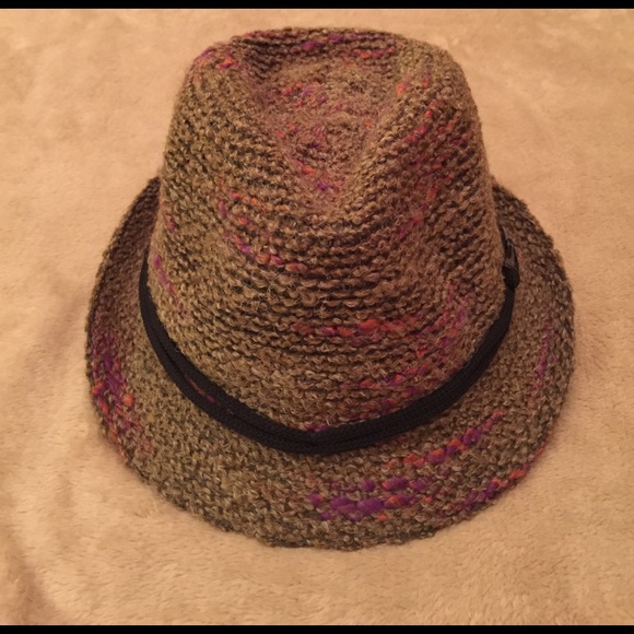 Hat with wool material - Picture 1 of 4