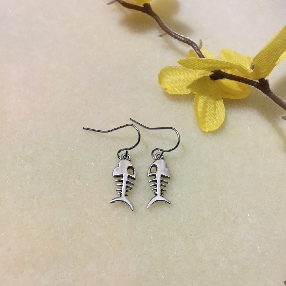 NWOT Silver Fishbone Earrings