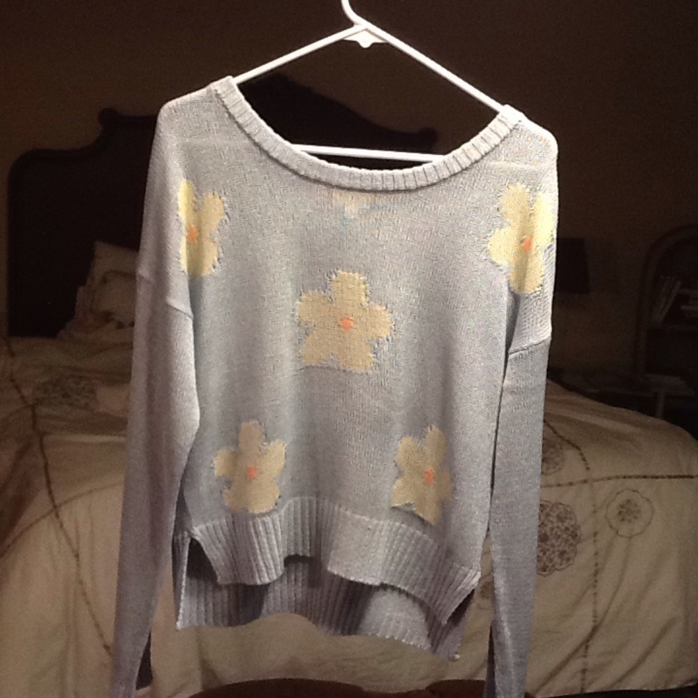 Pullover sweater with a  scattering of flowers.