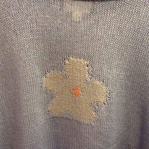 Pullover sweater with a scattering of flowers. - Picture 2 of 2