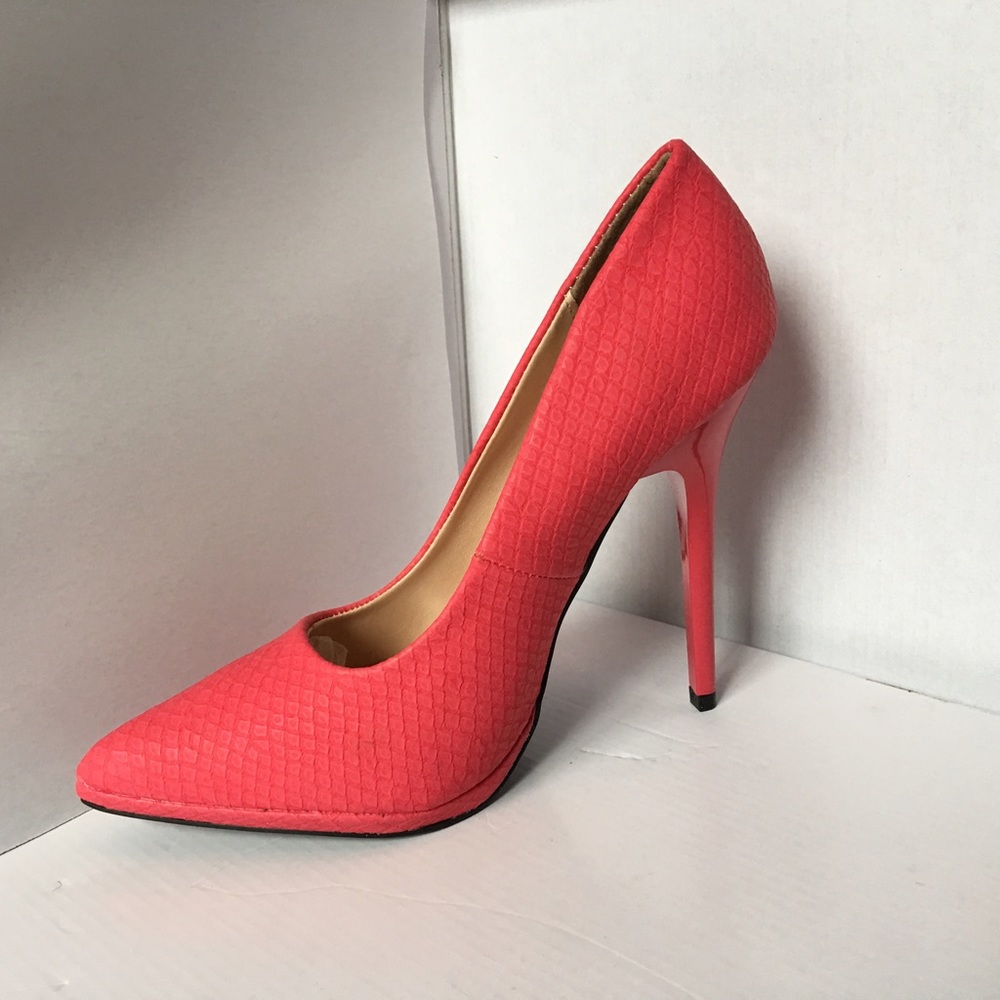 NWT Fuchsia snake skin Pointed toe heel sz 6.5