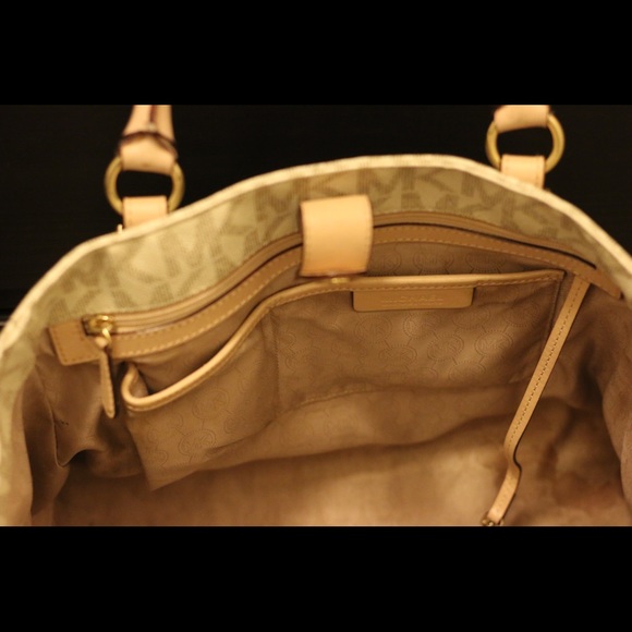 Michael Kors Monogram Jet Set Bag - Picture 4 of 8