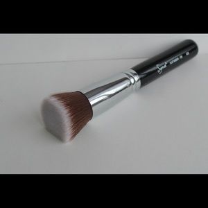 Sigma F80 flat kabuki brush