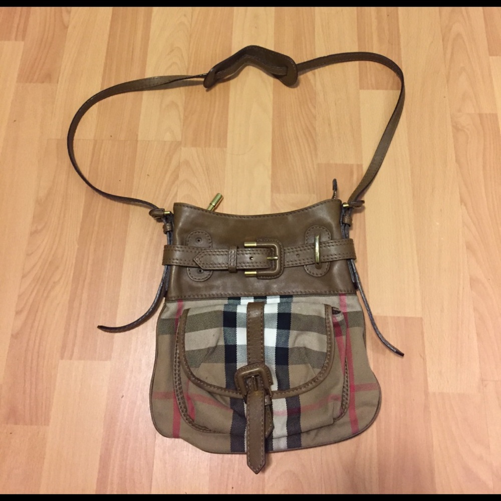Selling this Burberry classic messenger bag