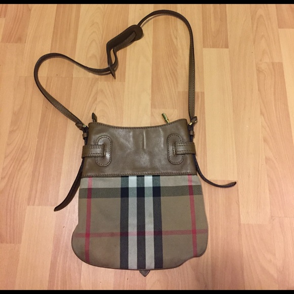 Selling this Burberry classic messenger bag - Picture 2 of 8