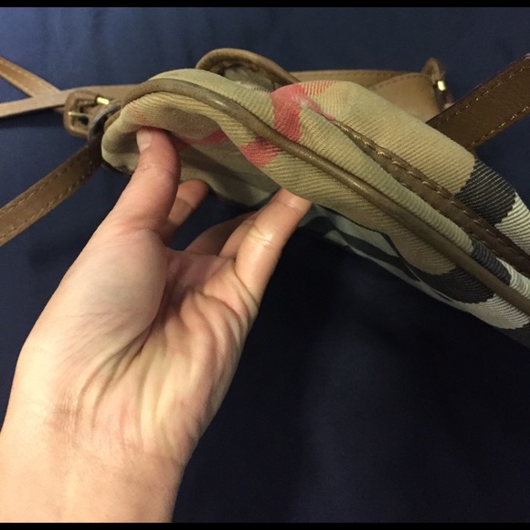 Selling this Burberry classic messenger bag - Picture 3 of 8