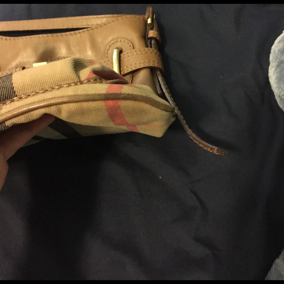 Selling this Burberry classic messenger bag - Picture 4 of 8