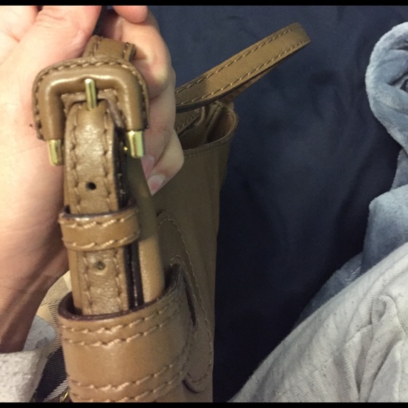 Selling this Burberry classic messenger bag - Picture 5 of 8