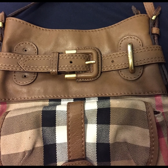 Selling this Burberry classic messenger bag - Picture 7 of 8