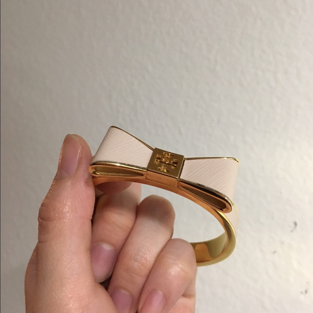 Tory Burch bow leather cuff 🌟