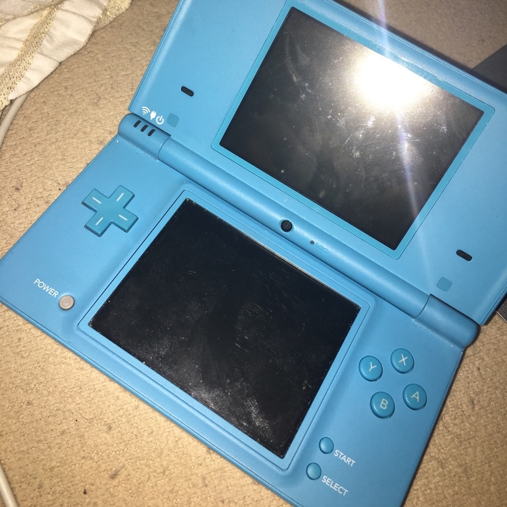 Nintendo DSi - Picture 2 of 3