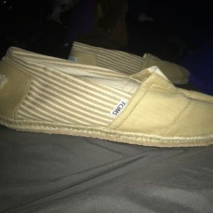 BRAND NEW TOMS