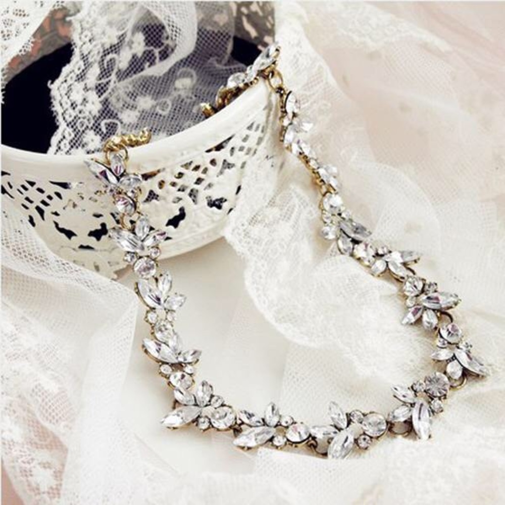 💥S A L E - Stunning flower crystal necklace 💥