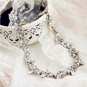 💥S A L E - Stunning flower crystal necklace 💥