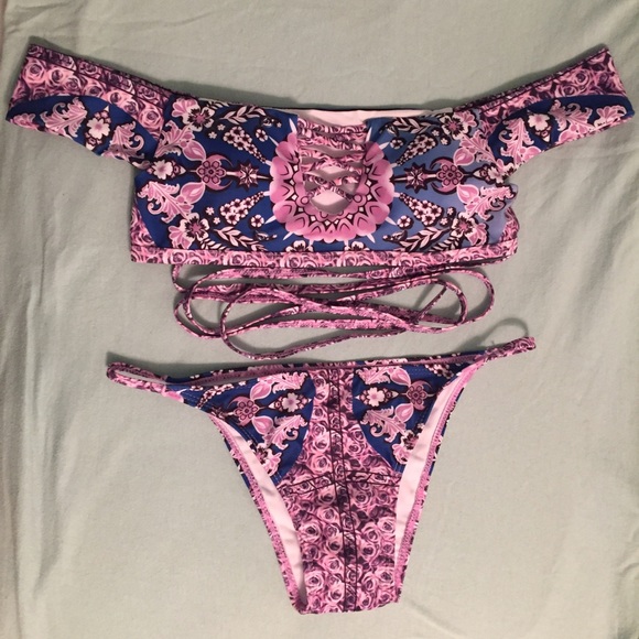 Brand new super cute off the shoulder bathing suit - Picture 1 of 4