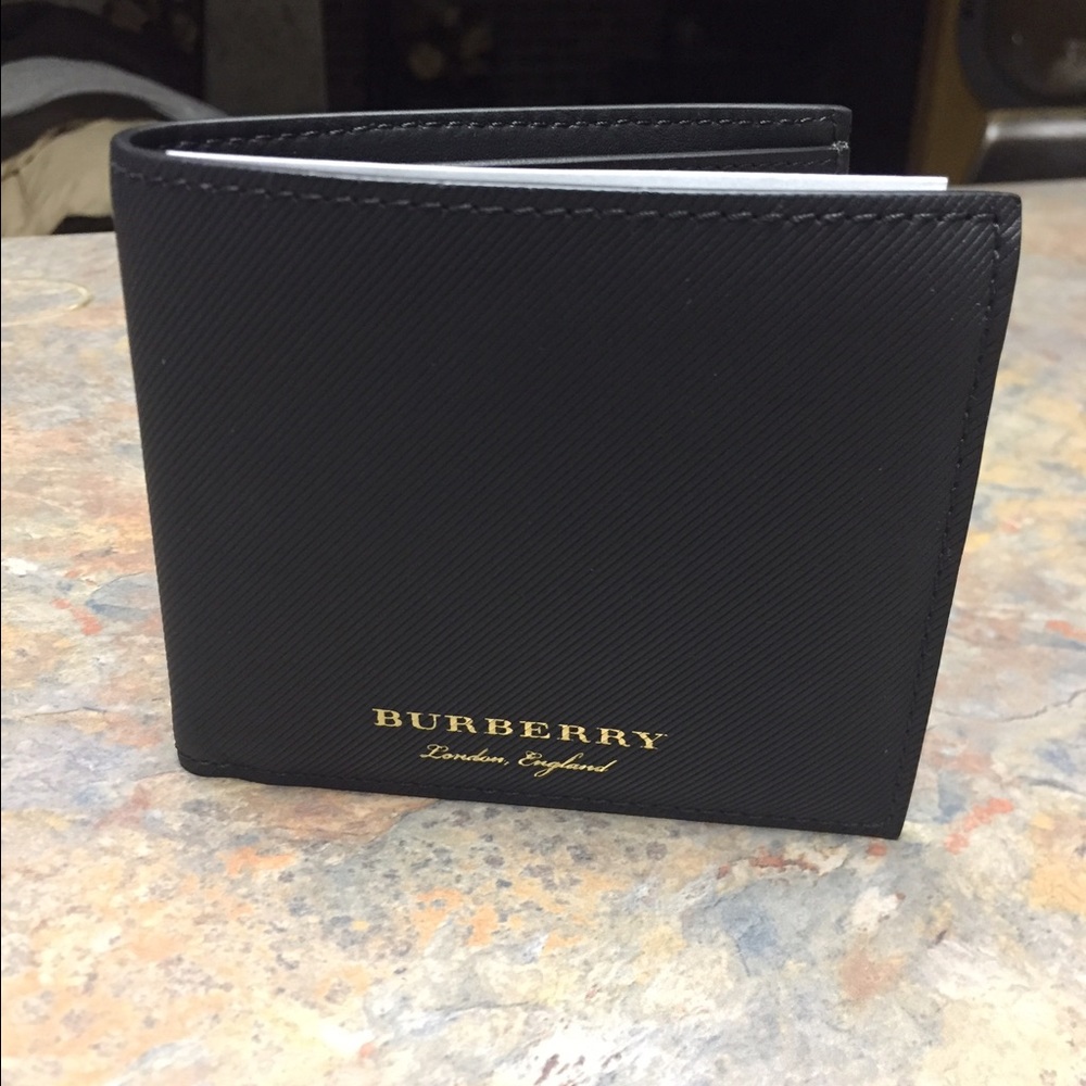 Burberry bi-fold wallet  *brand new*