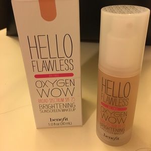 BENEFIT Hello FlawlessOxygen Wow Liquid Foundation