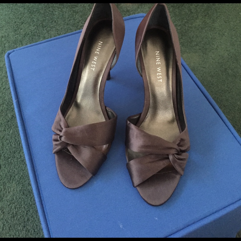 Nine West satin Grey heels