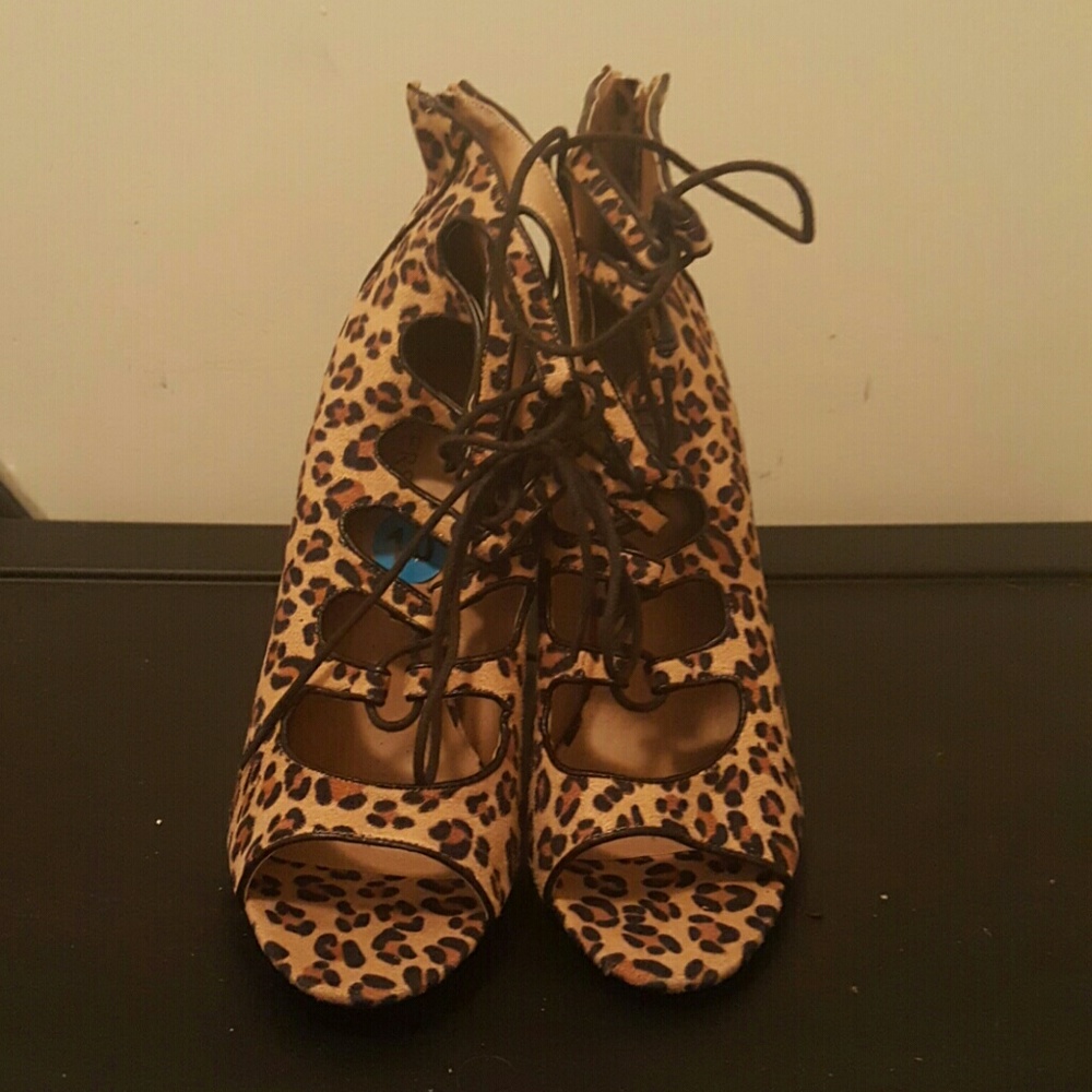 Leopard Tie Up Pump