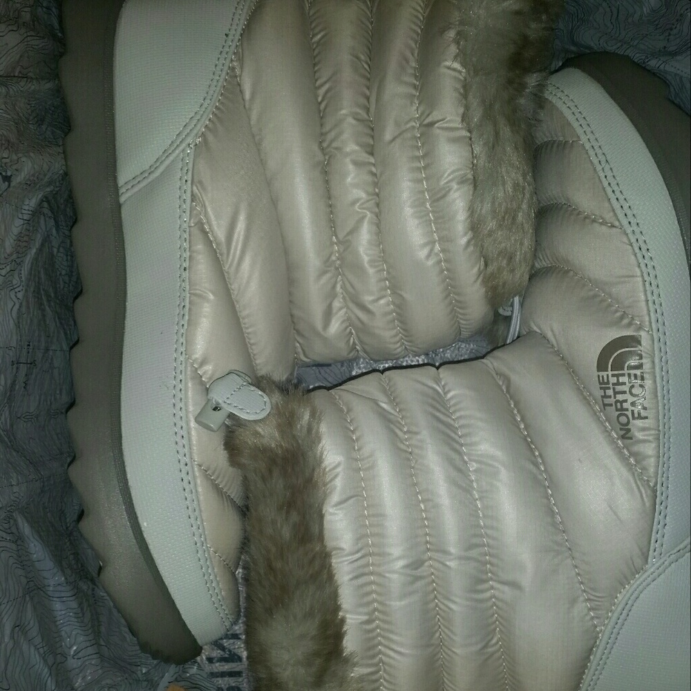 Snow boots