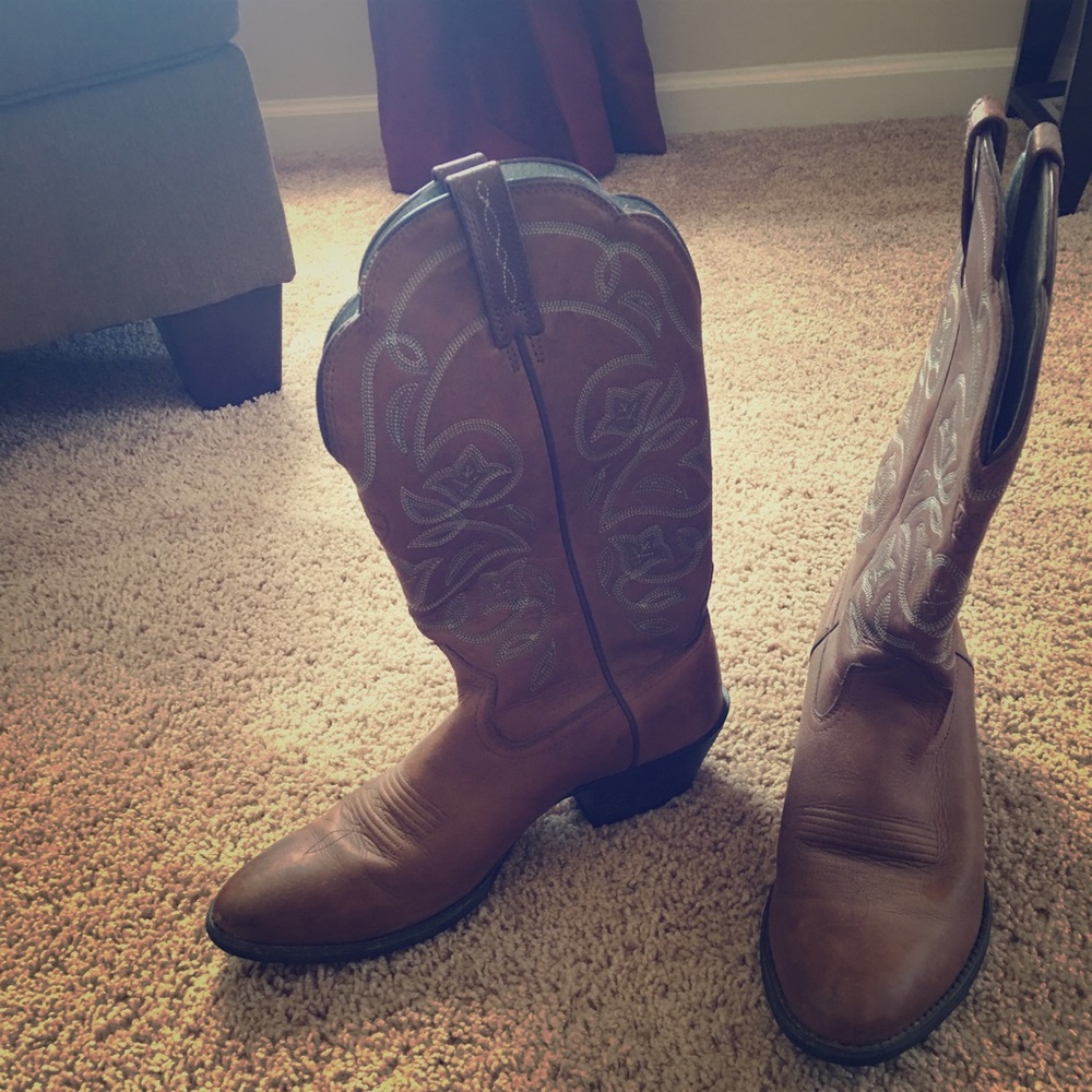 Ariat cowgirl boots 8.5