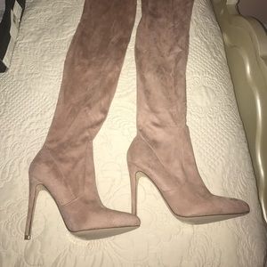 Pointed toe over the knee