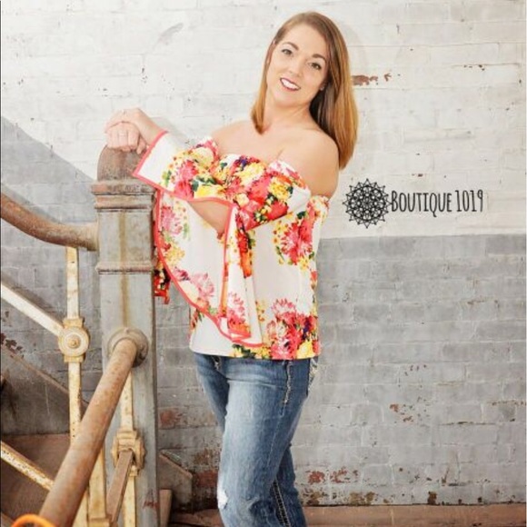 Tops - 💕 Floral off shoulder, split bell sleeve