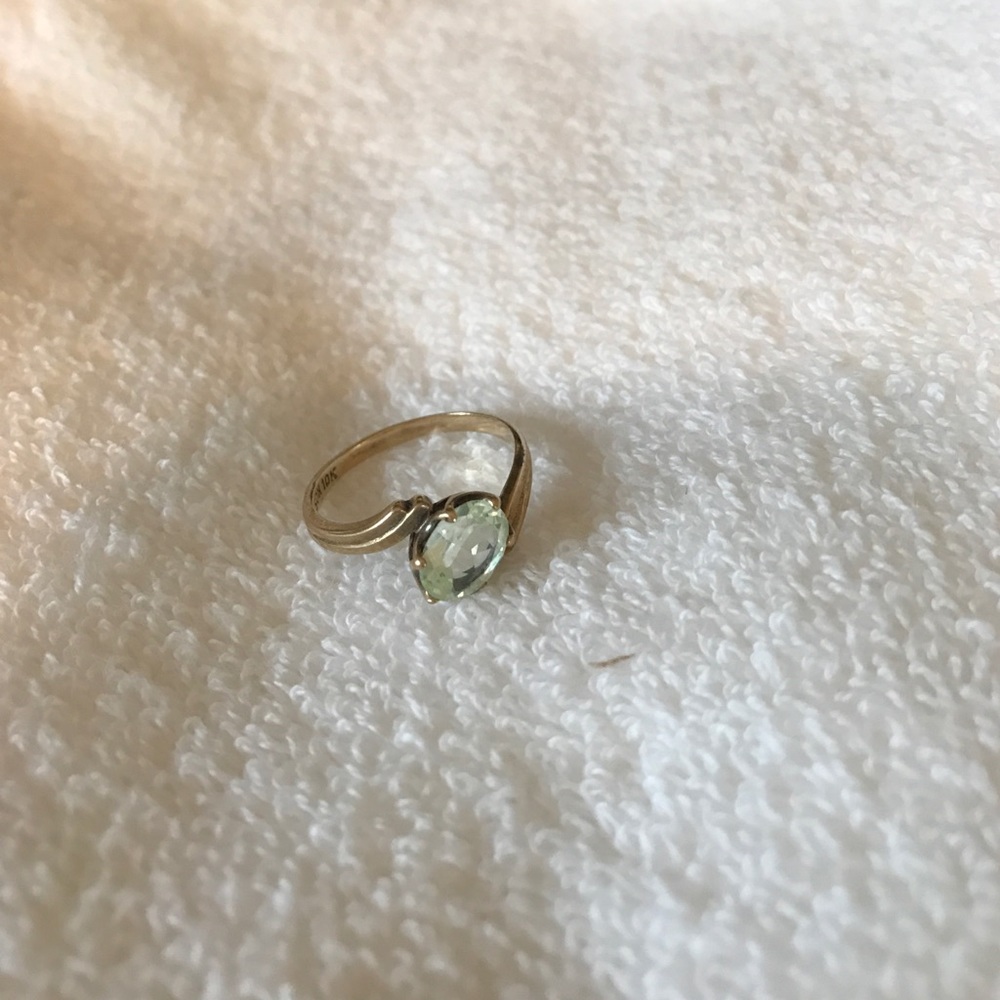 10k gold august birthstone (peridot) ring