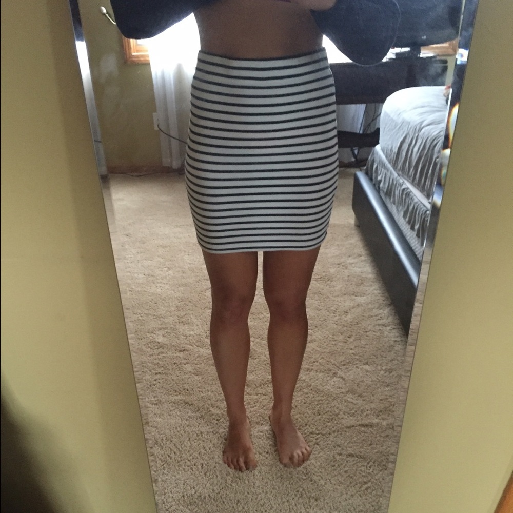 White / navy bodycon skirt