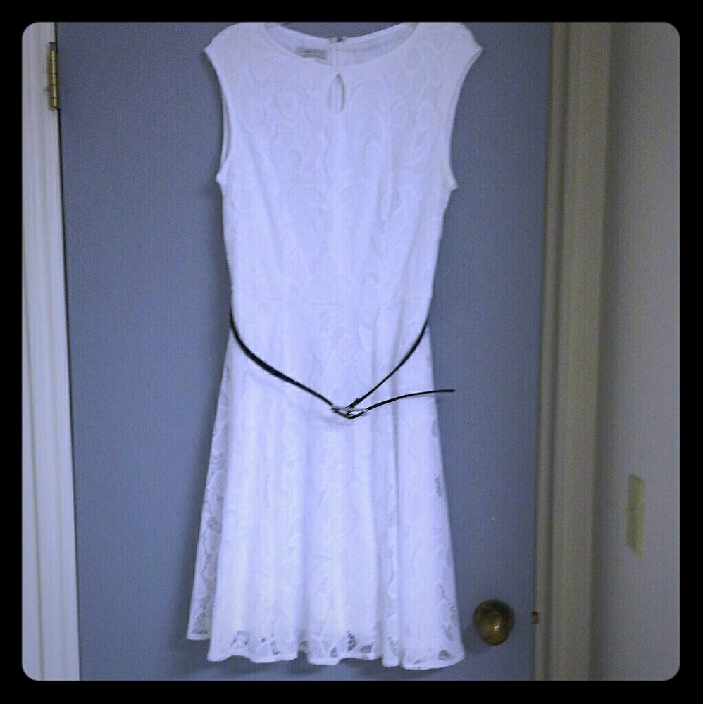 London Style sleeveless belted lace dress 