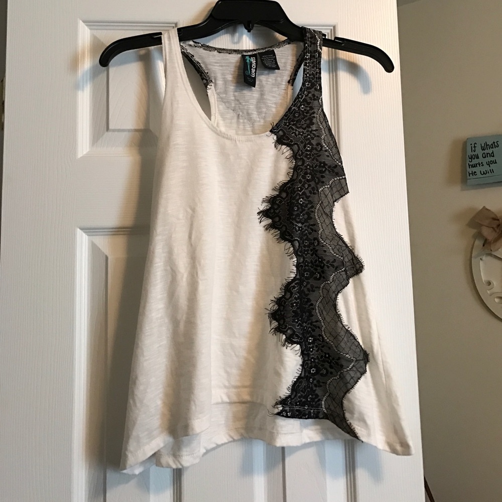 Black and white lace tank top💙