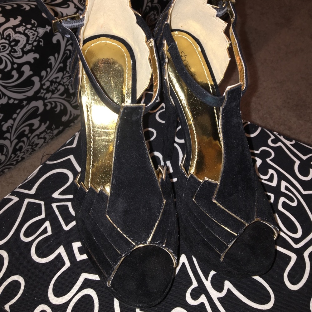 Gorgeous gold and black platforms heels