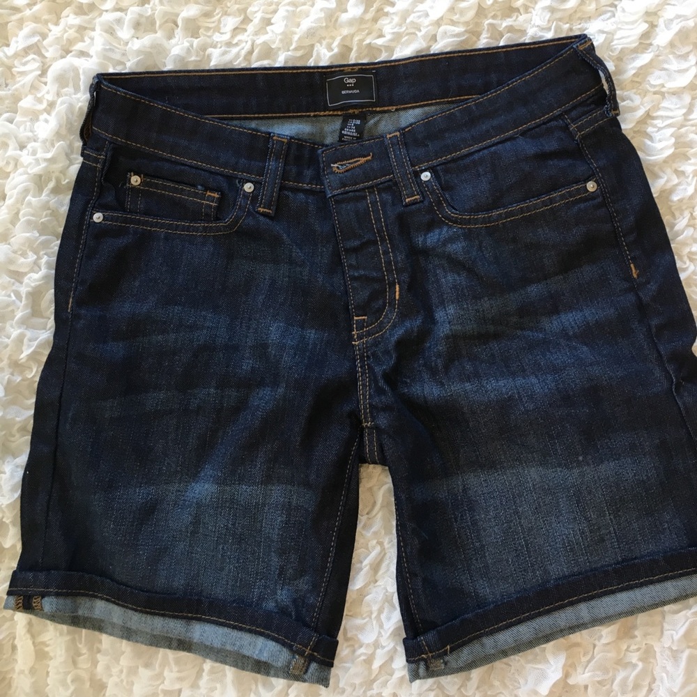 Size 2 GAP Bermuda shorts. NWOT (jean)