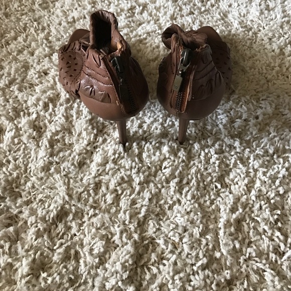 Heels - Picture 2 of 3