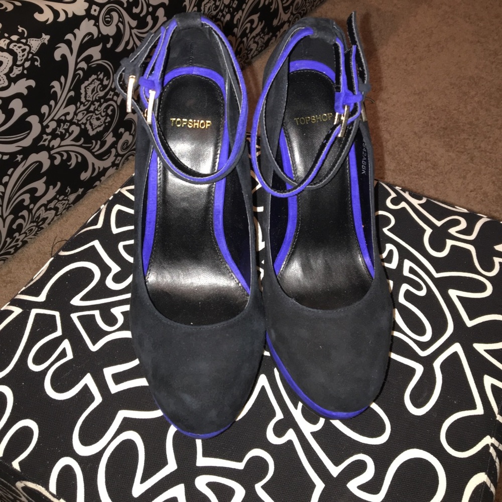 Velvet platform heels with blue trim