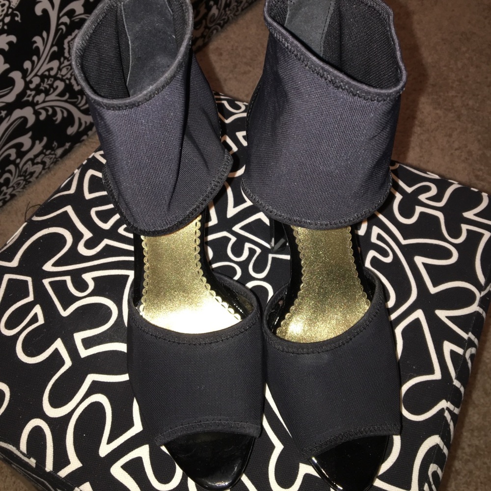 Meshed cuffed high heel sandal