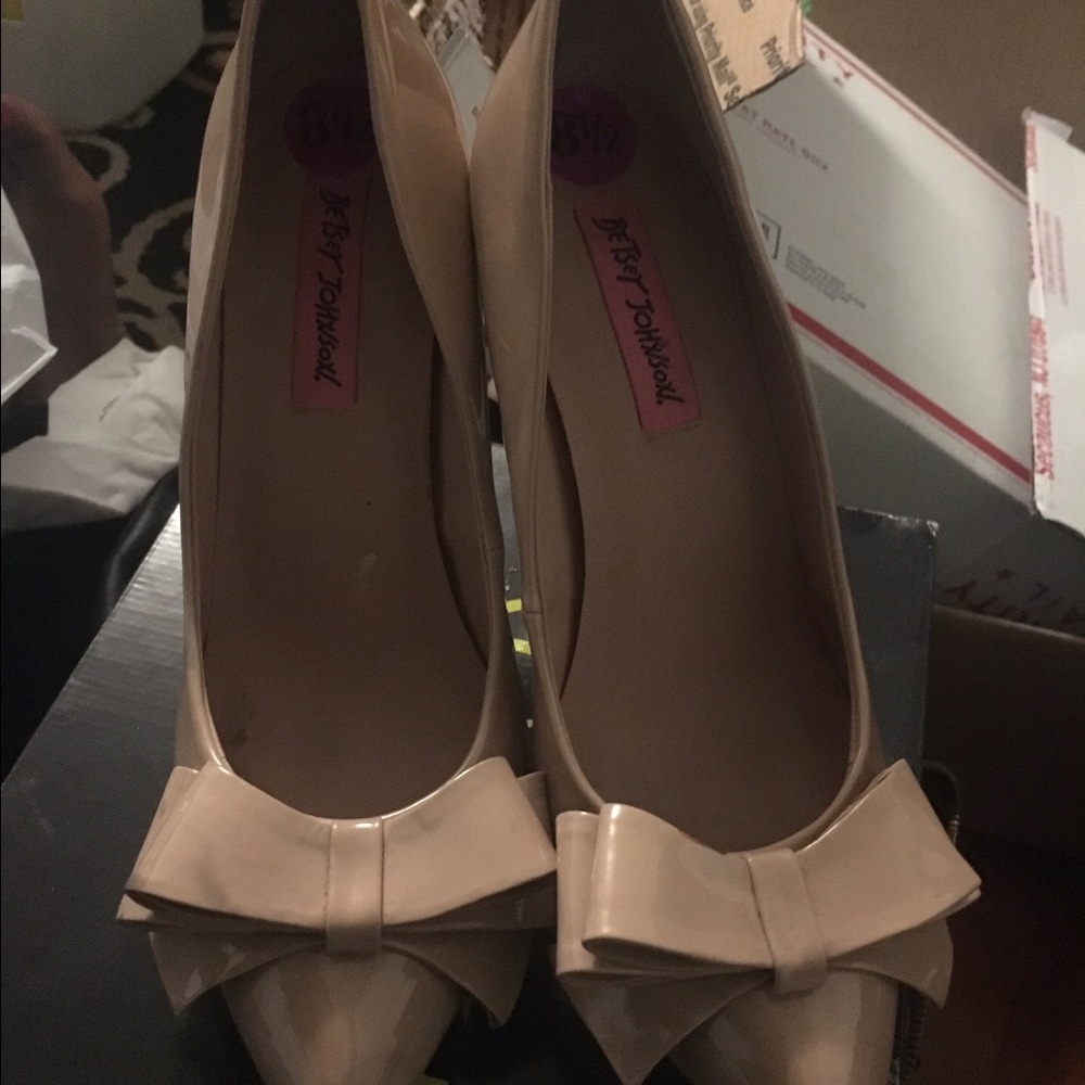 Betsey Johnson Nude bow pumps.