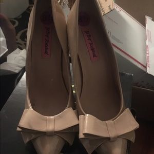 Betsey Johnson Nude bow pumps.