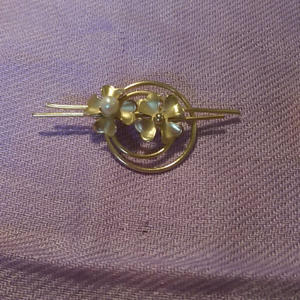 🌞🌞Dainty gold pin