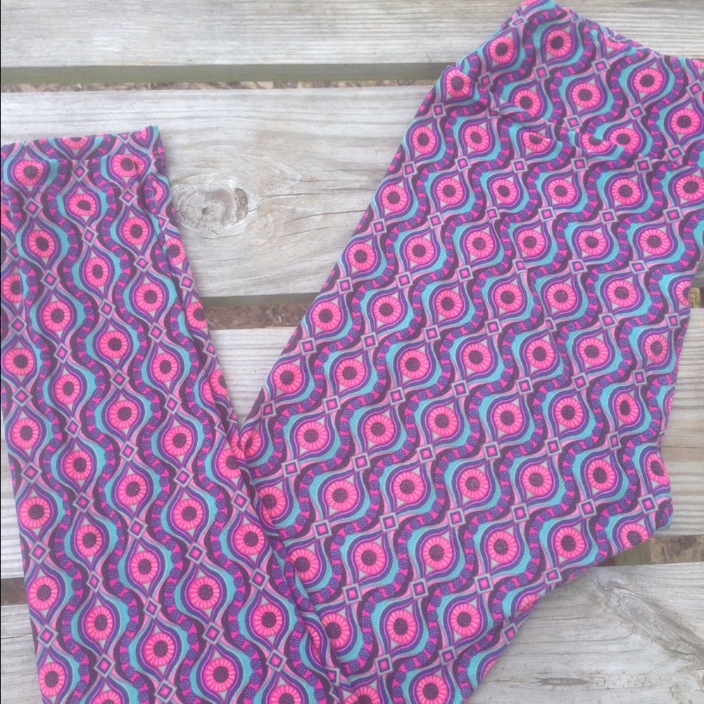 OS Lularoe leggings.