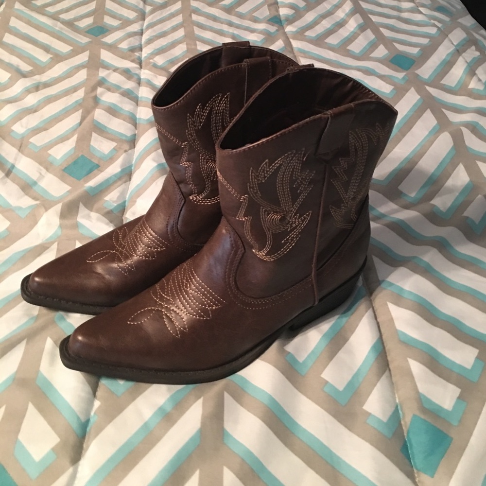 Brown short cowboy boots