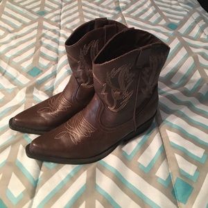 Brown short cowboy boots