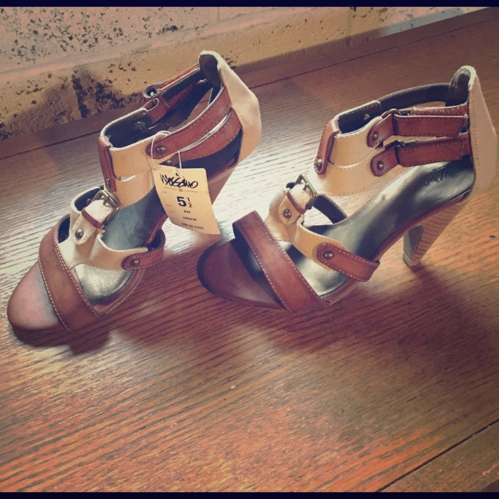 Straps nude and tan heels