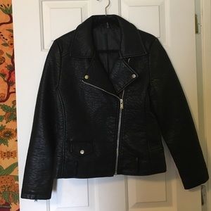 ⭐️ Black Fitted Faux Leather Jacket