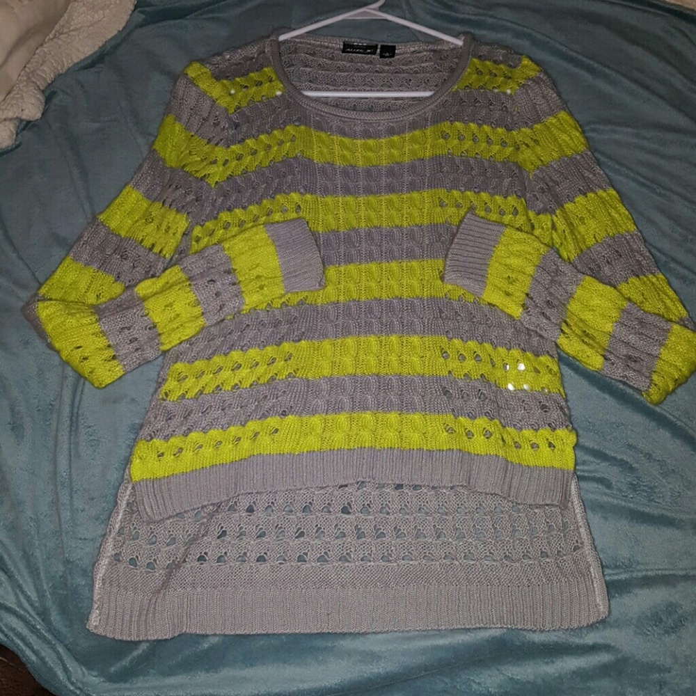 HIGH LOW SWEATER SIZE LARGE LIKE NEW
