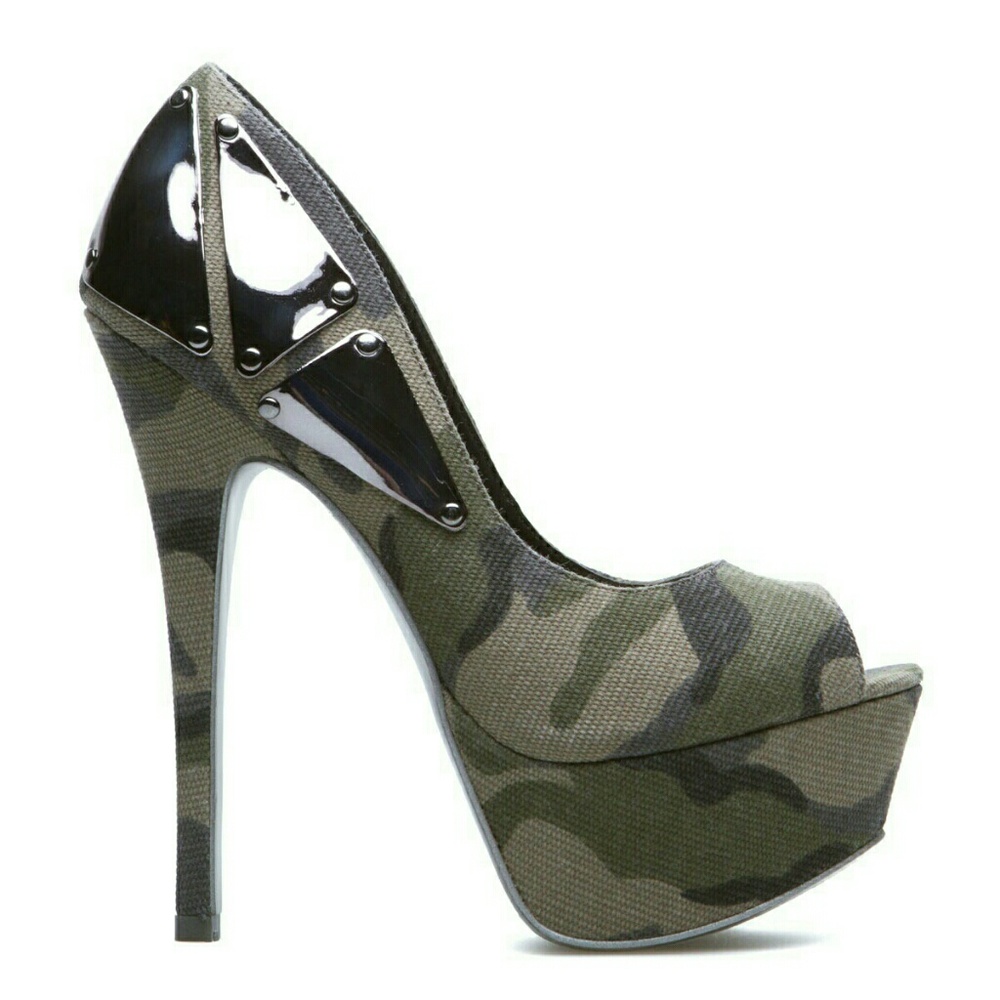 Not for Sale ** ISO ** Alder Camo Peeptoes size 8
